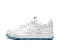 NIKE NIKE SNEAKERS AIR FORCE 1 ' 07 LX La Air Force 1 che cambia colore al sole! L'inchiostro fotocromico si attiva sotto la luce del sole dando alla tomaia bianca un effetto patchwork colorato, con..