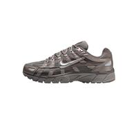 Nike P-6000 Scarpe da uomo (CD6404-202, Cave Stone/Medium Ash/Flat Pewter/Metallic Silver), Pietra grotta/Frassino medio/Peltro piatto/Argento metallizzato, 42 EU