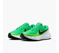 Nike Revolution 8 HJ9198-301 Detta il ritmo della corsa con la morbidezza di Nike Revolution 8. Poiché il comfort è la chiave di una corsa di successo, abbiamo voluto donare ammortizzazione e flessibi