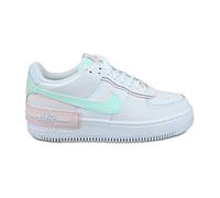Nike STILE LEGGENDARIO E RAFFINATO. La leggenda continua a risplendere con Nike Air Force 1 ’07, prima edizione dell'icona da basket, che rivisita un classico molto amato con pelle, colori grintos..