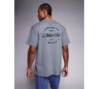 Nike Training - Athletic Club - T-shirt grigia con stampa grafica sul retro-Grigio S