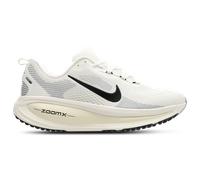NIKE HM6804-101 Vomero 18 Uomo, White/Obsidian-Mtlc Cool Grey EU 39