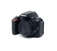 Nikon D5500 Fotocamera Reflex Digitale, Solo Corpo, 24,2 Megapixel, LCD Touchscreen Regolabile, Wi-Fi Incorporato, Nero [Versione EU]
