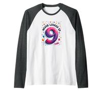 Nine Never Looked So Fine - Regalo di Compleanno per 9 Anni Maglia con Maniche Raglan, Uomo, Grigio Scuro/Bianco, M