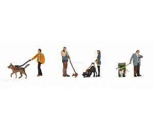 NOCH 36471 - Scala N 1:160, persone con cani come in foto.