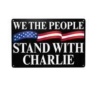Noi, il popolo, stiamo con Charlie Kirk, cartello decorativo in metallo, giustizia per Charlie Kirk, dipinto in latta, arte murale, decorazione retrò, 12 x 8 pollici, cartelli decorativi in latta per