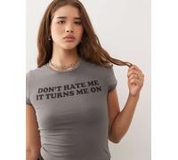 Noisy May - T-shirt taglio corto e stretto color antracite con stampa "Don't Hate Me"-Grigio L