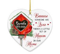 Nome personalizzato e data perché qualcuno che amiamo C'è un po 'di paradiso nella nostra casa ornamento in ceramica, Albero ricordo ornamento natalizio simpatia, Ornamento in ceramica cardinale