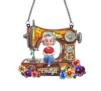 Nome personalizzato Macchina da cucire Acrilico Suncatcher Negozio di sartoria Cucire Decorazione della stanza Regali Personalizzati Retro Cucito Amanti del Ritratto dei cartoni animati Accessori