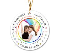 Nomi fotografici personalizzati Lesbian Pride LGBT ornamento Natale 2025, il nostro primo Natale come Mrs & Mrs ornamento regalo per coppia LGBT appena sposati, personalizzato 1 ° Natale come