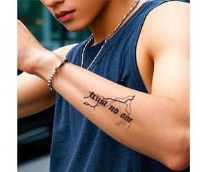 Non fidarti di nessuno! Tatuaggio temporaneo a base di erbe con linee di fulmini e testo in inglese. Impermeabile e dura 2 settimane. Tatuaggi finti.(4pcs)