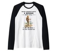 Non Sottovalutare mai Una Donna Che Cammina Ancora a settant'anni Maglia con Maniche Raglan
