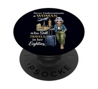 Non sottovalutare mai una donna che viaggia ancora a 80 anni PopSockets PopGrip Adesivo