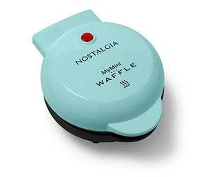 Nostalgia MyMini Maker Elettrico Personale per Waffle, Superficie di Cottura di 25mm, Ferri per Waffle per Hash Browns, Toast Francese, Grilled Cheese, Quesadilla, Brownies, Biscotti, Aqua