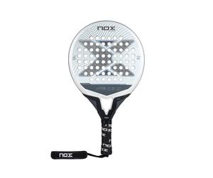 NOX Esplora la Precisione con VK10 RACKET BY ARANZAZU OSORO Perfetta per il giocatore che cerca un equilibrio tra controllo e potenza, la VK10 RACKET BY ARANZAZU OSORO è progettata per elevare il tuo
