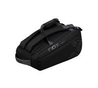 NOX Scopri la tua compagna perfetta per il padel La STREET SERIES PADELBAG è la borsa per racchetta da padel che combina stile e funzionalità. Realizzata in resistente poliestere, questa borsa è proge