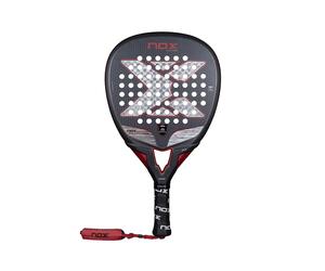 NOX Vivi il Gioco con Potenza e Precisione Scopri la racchetta da padel FUTURE 12K ALUM ATTACK NFA EDITION, progettata per i giocatori che cercano il massimo in termini di potenza e controllo. Con la