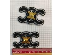 Nr. 2 Toppe Patch Celine, termoadesive, ricamate, con dettaglio metallico.