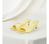 Nuovi sandali mulo con punta quadrata e tacco a spillo, in lacca gialla, per la primavera/estate 2025. Eleganti ciabattine con tacco alto e design decorativo, adatte per feste, matrimoni e vacanze CN3
