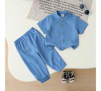 Nuovo set di 2 pezzi per bebè maschi per primavera ed estate! La camicia a maniche corte con colletto polo a scollo aperto ha uno stile ordinato e fresco, abbinata a pantaloncini dello stesso colore p