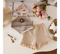 Nuovo set estivo da vacanza casual e carino per ragazze, canotta con scollo a V in tessuto da spiaggia a righe con fiore in crochet, spalline rotonde intrecciate bianche e pantaloncini coordinati con 