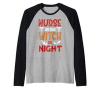 Nurse By Day Witch By Night Funny Witch Halloween Costume Maglia con Maniche Raglan