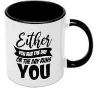 O sei tu a gestire la giornata o è la giornata a gestire te. Tazza da caffè originale con stampa fronte-retro, tazza da tè in ceramica per mamma, papà, amico, moglie, marito, regalo da 11 once.