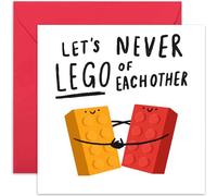 Old English Co. - Biglietto divertente per anniversario di matrimonio per marito, con scritta in lingua inglese "Never Lego of Eachother", divertente biglietto di San Valentino per fidanzato,