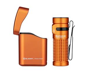 OLIGHT Baton4 kit Torcia EDC 1300 Lumen Alta Luminosità con Cassa di Ricarica, Dimensione Compatta con Luci Indicatrici e Pulsanti Intuitivi, Adatta per Uso Domestico o Viaggi all'Aperto (Arancione)