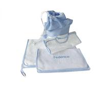 OM DOLCE CASA Set asilo 4 pezzi sacca + bavaglia + salvietta + omaggio porta bavaglia colore Azzurro verde giallo rosso blu in cotone (AZZURRO RICAMATO)