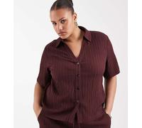 ONLY Curve - Camicia a maniche corte testurizzata stropicciata marrone cioccolato in coordinato 54