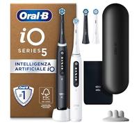 Oral-B Spazzolino Elettrico Ricaricabile iO 5N, Sensore di Pressione, Intelligenza Artificiale, 5 Modalità di Spazzolamento, 4 Testine, 2 Spazzolini, 1 Custodia da Viaggio, Bianco e Nero, Idea Regalo