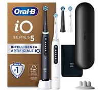 Oral-B Spazzolino Elettrico Ricaricabile iO 5N, Sensore di Pressione, Intelligenza Artificiale, 5 Modalità di Spazzolamento, 4 Testine, 2 Spazzolini, 1 Custodia da Viaggio, Bianco e Nero, Idea Regalo