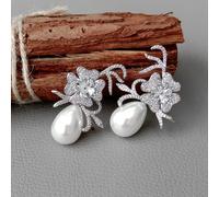 Orecchini a bottone con perle di conchiglia bianca a forma di fiore a goccia