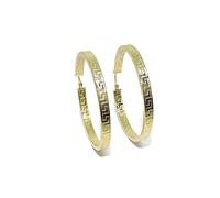 Orecchini a cerchio in oro giallo 18 k con greca, tubo quadrato da 4 mm e 4,4 cm di diametro esterno, chiusura facile a click. Peso: 3.60 g di oro zecchino.