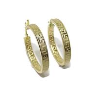 Orecchini a cerchio in oro giallo 18 k con greca, tubo quadrato da 4 mm e diametro esterno 3.00 cm, chiusura facile click 2.50 g in oro 18 kt.