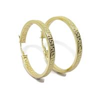 Orecchini a cerchio medio in oro giallo 18 k con greca, tubo quadrato da 4 mm e 3,3 cm di diametro esterno, chiusura facile a click. Peso: 2.80 g di oro 18 carati.