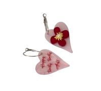 Orecchini a forma di cuore con pendente asimmetrico | Contrasto rosso, dettaglio script, ganci argentati, evidenziazione gioielli alla moda, coppia