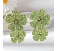 Orecchini a forma di fiore rifiniti a mano, realizzati interamente con fibre di erba Lafite, la geometria stratificata crea un riflesso dinamico della luce (verde)