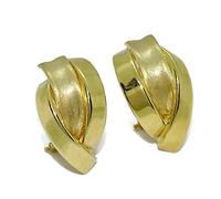 Orecchini da donna in oro giallo 18k opaco e lucido con chiusura ad omega. 2,00 cm di altezza. di 1,20 cm di larghezza. Il peso; 2,65gr di oro 18k.
