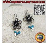 Orecchini in argento 925‰ a fiore con tre pendenti con di sfere in turchese