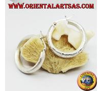 Orecchini in argento 925 ‰ cerchio largo satinato con chiusura a leva da 30 mm.