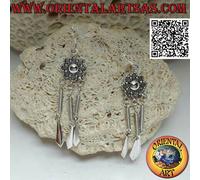 Orecchini in argento 925‰ con margherita ricamata e tre pendenti