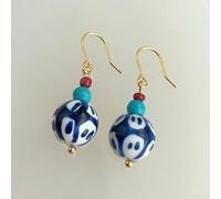 Orecchini in rame testurizzato blu e bianco fatti a mano, composizione di ispirazione cinese progettati per l'armonia con diversi stili di abbigliamento (01)