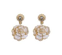 Orecchini tempestati di diamanti, emanano un fascino dolce e sofisticato e un accessorio auricolare in stile floreale