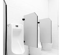 Orinatoio da parete con divisorio resistente per una maggiore privacy, favorisce comfort e igiene nelle aree ad alto traffico
