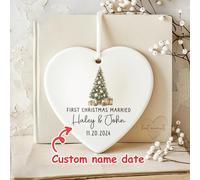 Ornamento di Natale personalizzato per il primo Natale da sposati 2025 - Ornamento di Natale da sposati con nomi e data in carattere corsivo - Ornamento di Natale personalizzato da sposati 7,5 centime