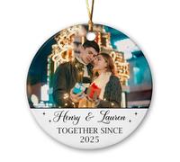 Ornamento fotografico di coppia personalizzato, il nostro primo Natale insieme, ornamento in ceramica personalizzato insieme dal 2025, ornamenti natalizi per il primo anniversario, regali di coppia