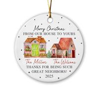 Ornamento in ceramica dei vicini di Natale, Buon Natale dalla nostra casa a te, grazie per essere così grandi vicini, testo personalizzato e ornamento per il prossimo anno 2025, ornamento natalizio
