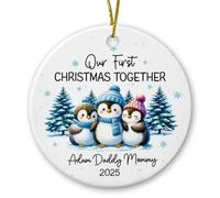 Ornamento in ceramica personalizzato con il nostro primo Natale insieme, ricordo da appendere all'albero di Natale, per i neo genitori, con nomi personalizzati per il primo Natale come famiglia di tre